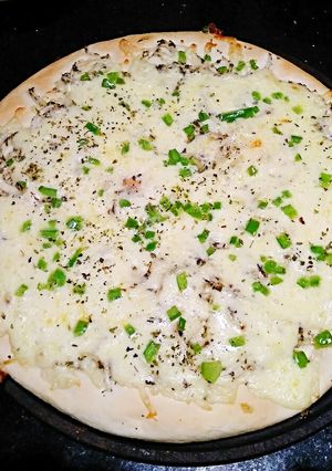 Una foto de Pizza de cebolla y ají verde
