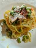 Spaghetti Asparagi Piselli e Cestini di Parmigiano
