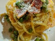 Una foto di pasta con parmigiano