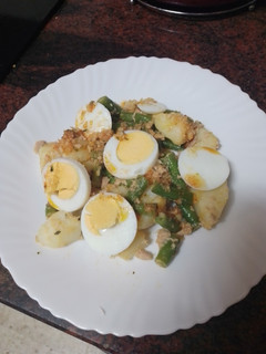 Una foto de Ensalada de papas con judías verdes, atún y huevo duro