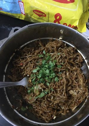 ચીલી ગાર્લિક મેગી (Chili Garlic Maggi Recipe In Gujarati) રેસીપી મુખ્ય ફોટો