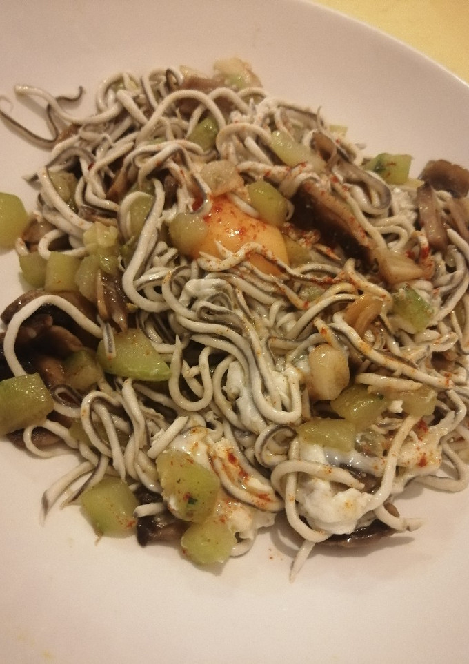 Una foto de Gulas y calabacín con huevo poché