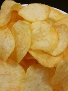 होममेड आलू चिप्स (Homemade aloo chips recipe in hindi) रेसिपी मुख्य फोटो