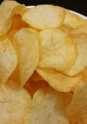 होममेड आलू चिप्स (Homemade aloo chips recipe in hindi) रेसिपी मुख्य फोटो