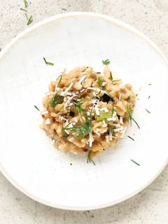 Una foto de Risotto de setas y espárragos cremoso