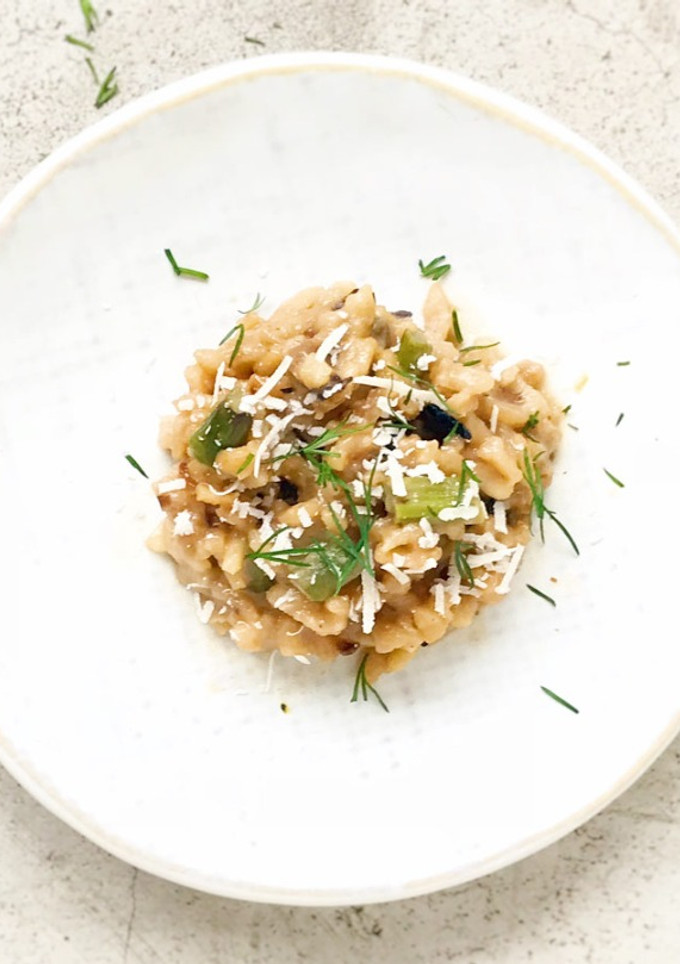 Una foto de Risotto de setas y espárragos cremoso