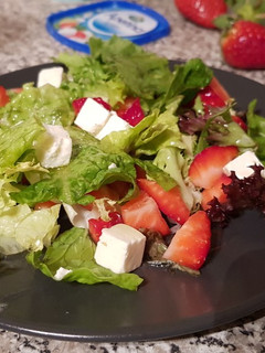 Una foto de Ensalada de Fresas con daditos de Queso