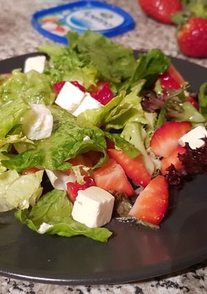 Una foto de Ensalada de Fresas con daditos de Queso