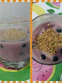 Una foto de Frutas rojas con yogur y polen