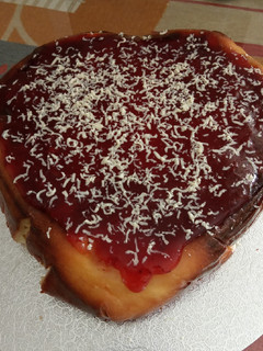 Una foto de Tarta de queso al horno con chocolate blanco y mermelada