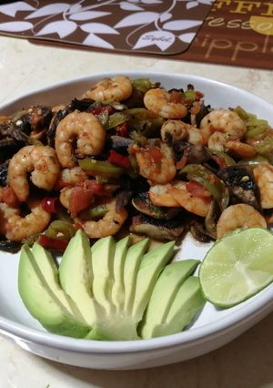 Una foto de Camarones con champiñones