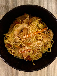 Φωτογραφία της συνταγής Noodles με σπιτική γλυκόξινη σάλτσα, κοτόπουλο και φυστίκι καβουρδισμένο