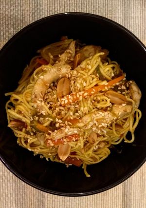 Φωτογραφία της συνταγής Noodles με σπιτική γλυκόξινη σάλτσα, κοτόπουλο και φυστίκι καβουρδισμένο