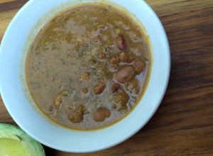 Una foto de Sopa de frijoles verdes colombiana