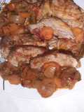 Mușchi de porc cu ceapă și sos cu vin alb