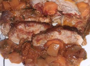 O poză a rețetei Mușchi de porc cu ceapă și sos cu vin alb.