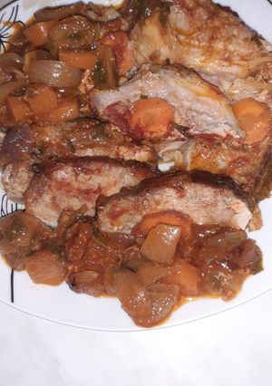 O poză a rețetei Mușchi de porc cu ceapă și sos cu vin alb.