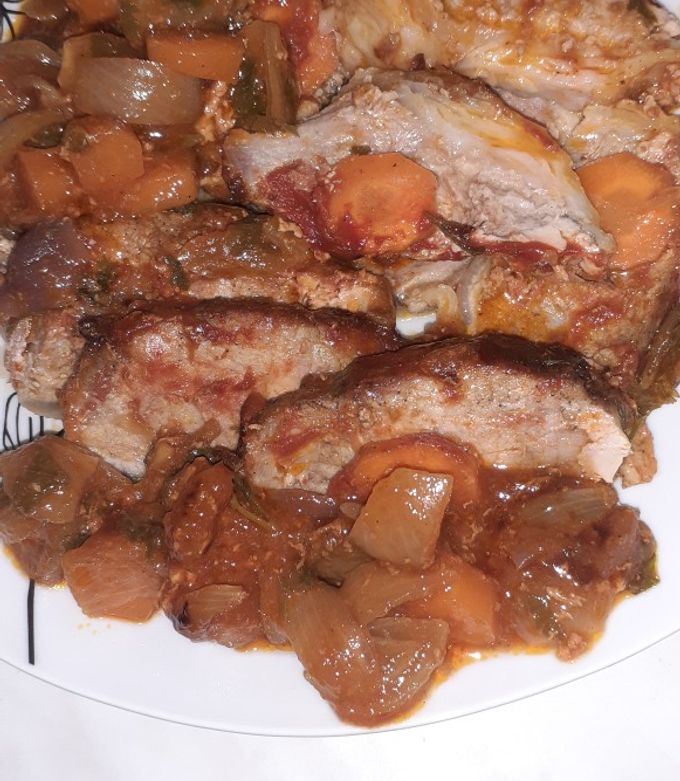 O poză a rețetei Mușchi de porc cu ceapă și sos cu vin alb.