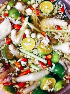 Hình của món Chân gà ngâm sả tắc.