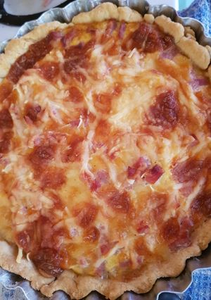 Una foto de Tarta de jamón y queso con relleno cremoso