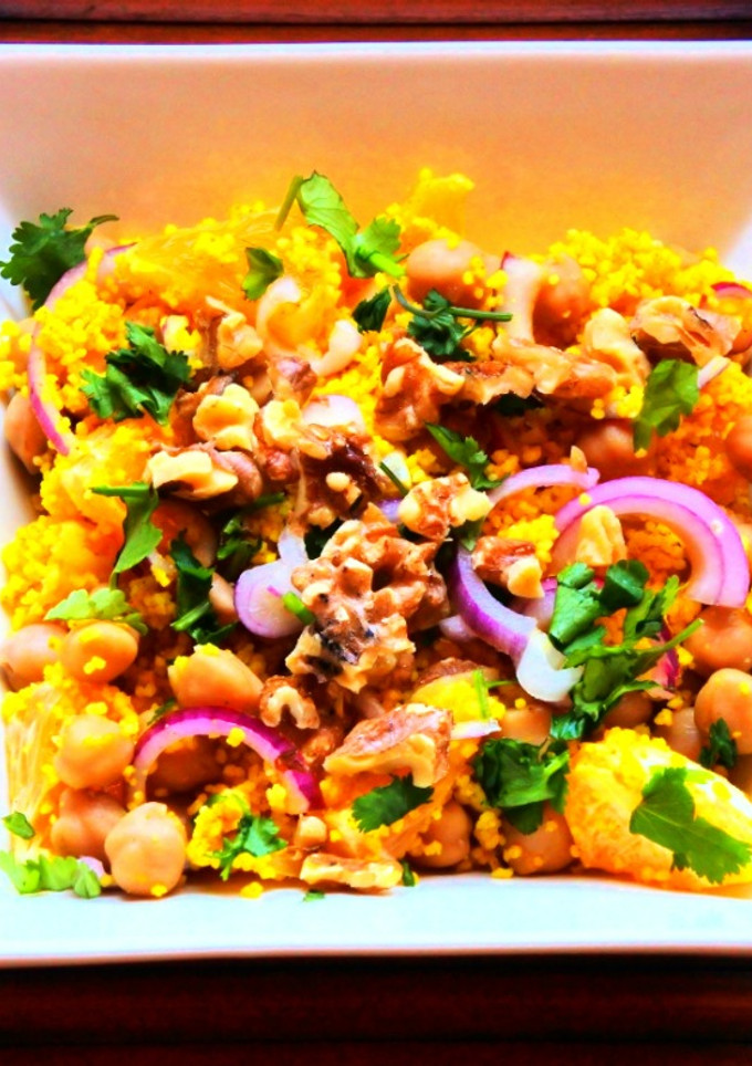 Una foto de Ensalada templada de cuscús con naranja y garbanzos