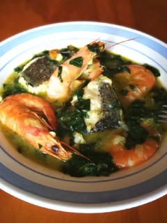 Una foto de Merluza y gambas con espinaca