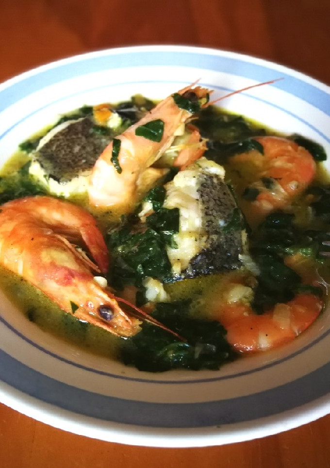 Una foto de Merluza y gambas con espinaca