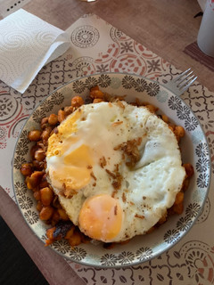 Una foto de Garbanzos con huevos fritos