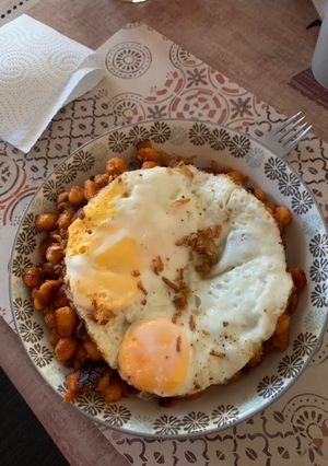Una foto de Garbanzos con huevos fritos
