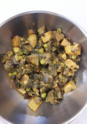 રીંગણ મેથી વટાણા બટાકાનું શાક (Ringan Methi Vatana Bataka Shak Recipe In Gujarati) રેસીપી મુખ્ય ફોટો