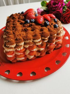 O poză a rețetei Tort rapid cu cremă de mascarpone și căpșuni.