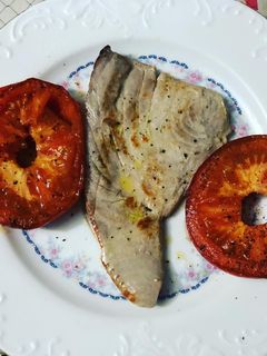 Una foto de Atún con tomate a la plancha