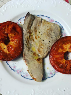 Una foto de Atún con tomate a la plancha