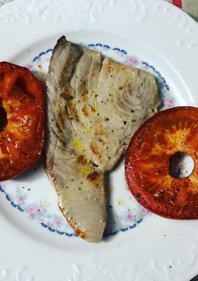 Una foto de Atún con tomate a la plancha