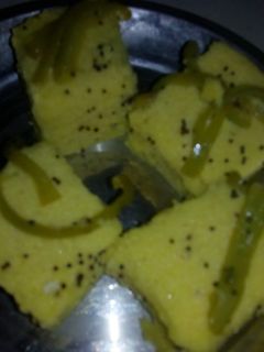 गुजराती खमन डोकला (Gujarati khaman dhokla recipe in Hindi) रेसिपी मुख्य फोटो