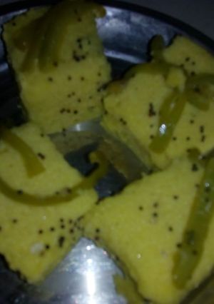 गुजराती खमन डोकला (Gujarati khaman dhokla recipe in Hindi) रेसिपी मुख्य फोटो