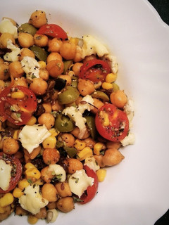 Una foto de Ensalada de garbanzos asados