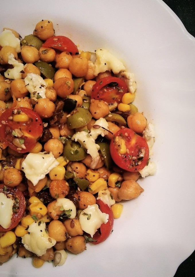 Una foto de Ensalada de garbanzos asados