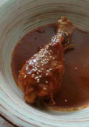 Una foto de Pollo con mole almendrado.ॐ🇲🇽