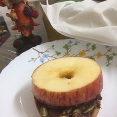 A picture of Apple sandwich.