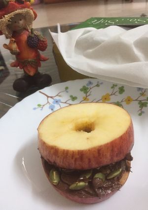A picture of Apple sandwich.
