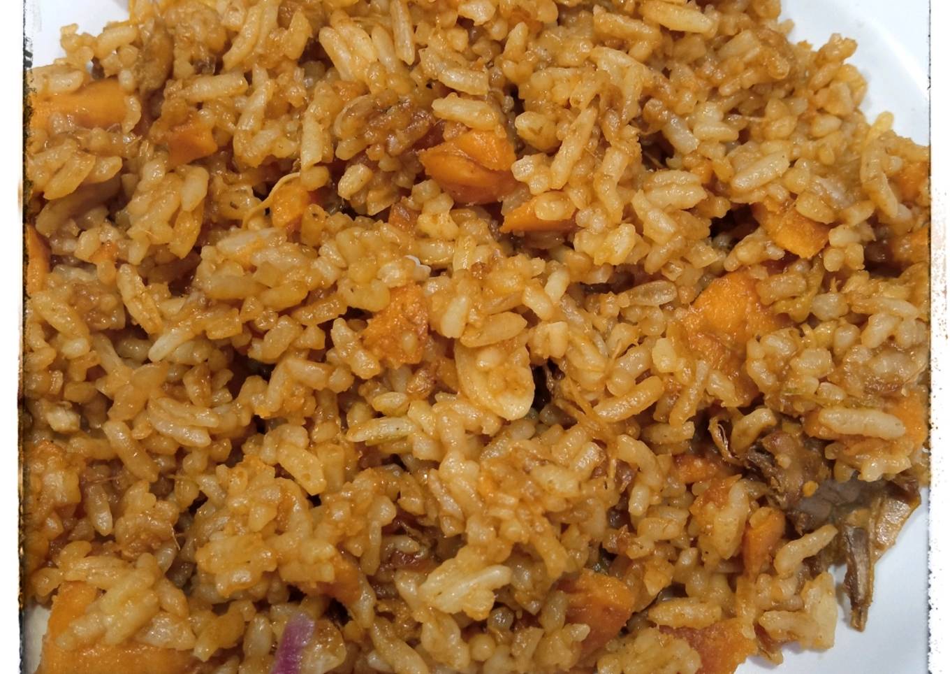 Nasi goreng dengan jamur dan sosis ayam