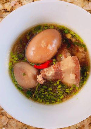 Hình của món Thịt ba chỉ heo kho trứng.