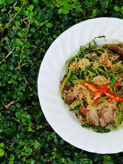 รูปของ หมี่กระเฉดคอหมูย่าง