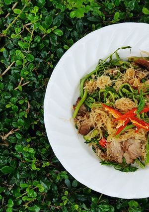 รูปของ หมี่กระเฉดคอหมูย่าง