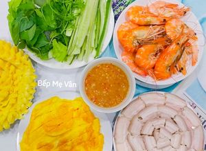 Hình của món Bánh tráng cuốn thịt heo,tôm,trứng và rau.
