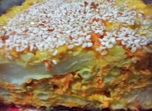 Una foto de Budín de coliflor y zanahoria con cebolla caramelizada y tofu