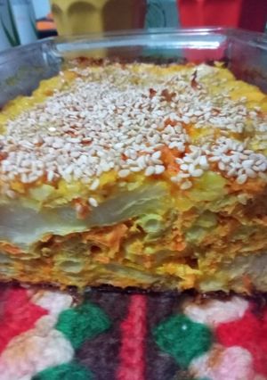 Una foto de Budín de coliflor y zanahoria con cebolla caramelizada y tofu
