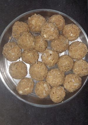 मूंग के आटे के लड्डू (moong ke atte ke ladoo recipe in Hindi) रेसिपी मुख्य फोटो