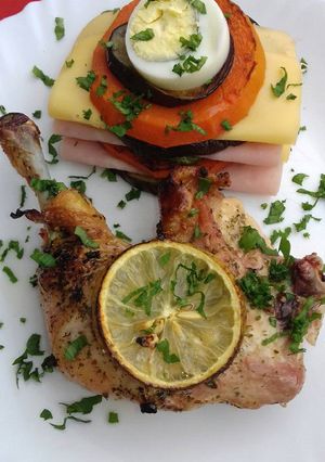 Una foto de Pollo al horno con verduras